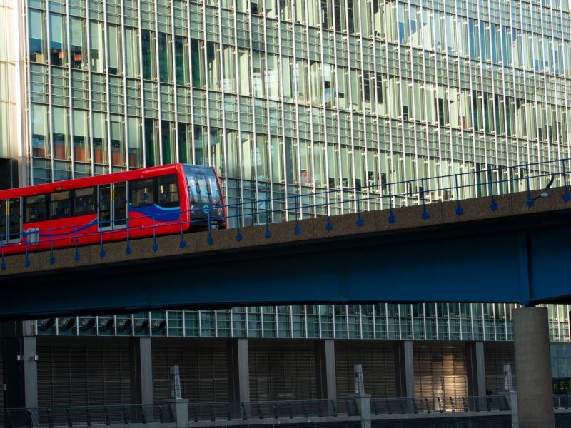 Londra’da Elizabeth Line Yatırım Fırsatları: Değer Kazanan Bölgeler ve Stratejik Avantajlar