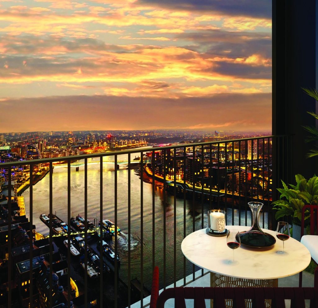 The HiLight Battersea balkonundan akşam Londra manzarası